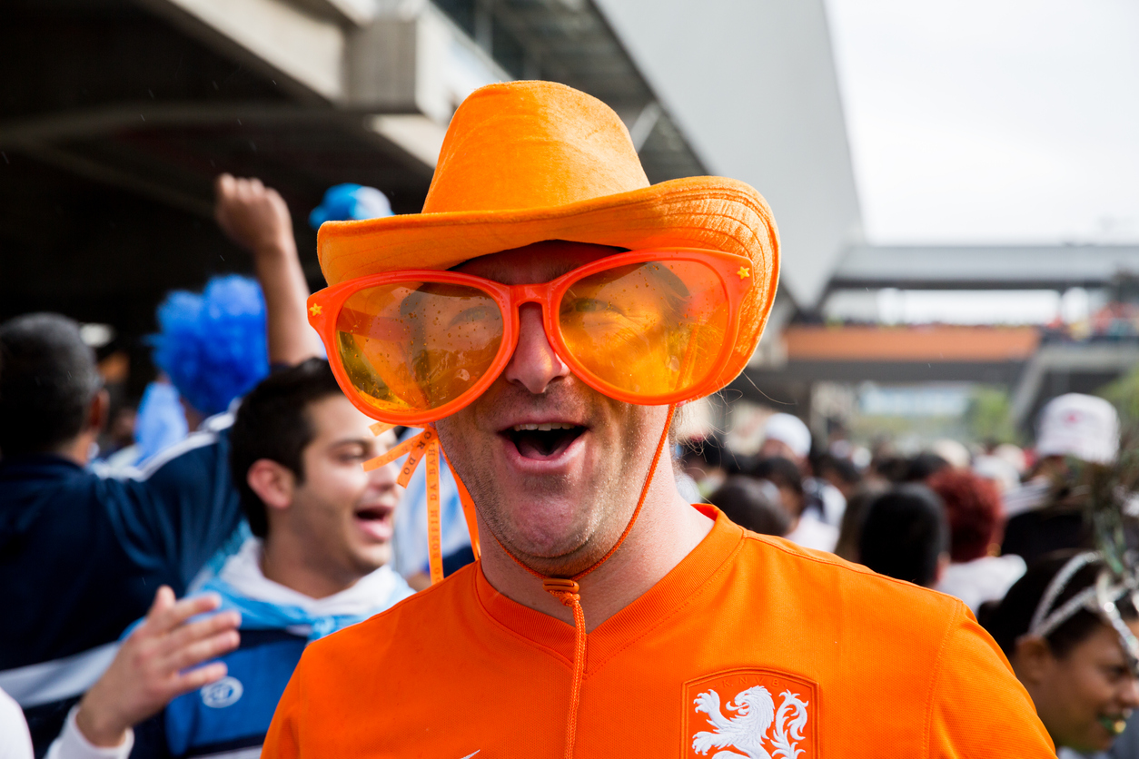 월드컵에서 주황색 옷을 입은 네덜란드 서포터