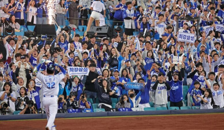 고교생 팬의 센스 삼성 라이온즈의 역사적 기록을 빛내다