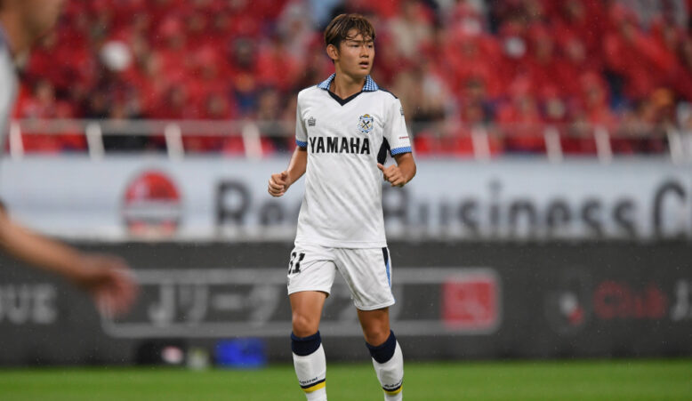 유럽 무대 신예의 활약, 21세의 일본 축구 선수 극적인 첫 골로 승리 이끌다